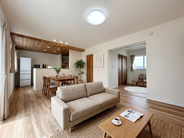 【居間・リビング】 | 【LDK　CG家具設置イメージ】
※画像に含まれる家具家電はCGで作成されたイメージです。実際の物件には付帯しません。