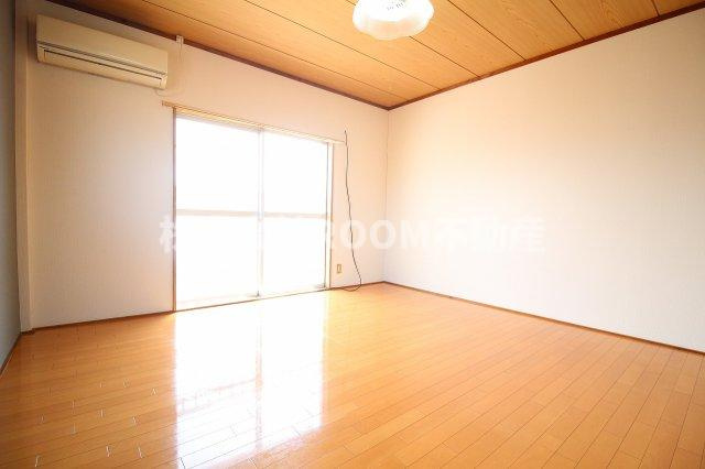 コーポ五月の居間・リビング|こちらのリビングで趣味の時間をお楽しみください