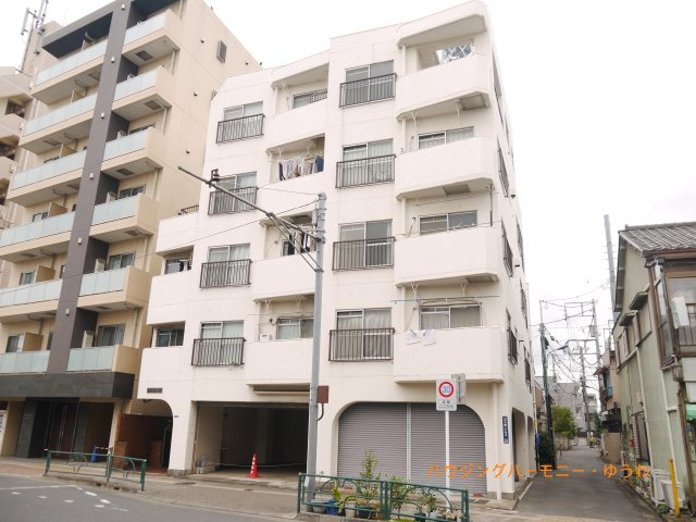 【外観】 | フジコーポ | 陽光浴びる外観がシンプルな外観をより際立たせ、人々の記憶に存在感を植え付けます。