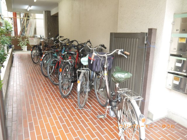 【駐輪場】 | フジコーポ | 屋根付きの駐輪場となっていますので、雨の日でも大切な自転車が濡れずに済みます。