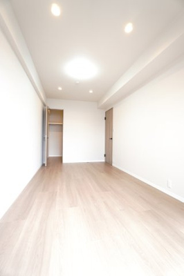 【洋室】 | 【上質リノベ】ファミール江波公園リバーサイド弐番館 | 【洋室約7.0帖】
どんな家具や敷物でも部屋に馴染みやすく、
コーディネートがし易そうですね。
配置も柔軟に対応できるので身の回りの整理もし易い！
自分好みの空間に出来そうですね！