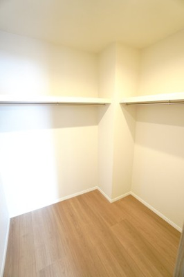 【収納】 | 【上質リノベ】ファミール江波公園リバーサイド弐番館 | 【洋室約7.0帖＋WIC】
ウォークインクローゼットは、
入口からは想像できないほど中は広々の約2.25帖！
衣類や季節家電、収納ケースも置きやすく整理しやすい。
内部には電源も備わっていて便利！