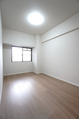 【洋室】 | 【上質リノベ】ファミール江波公園リバーサイド弐番館 | 【洋室約5.9帖】
居室にはクローゼットを完備。
自由度の高い家具の配置が叶うシンプルな空間です。
お子様の成長と人数と共に必要になる
子供部屋にもぴったりの間取りですね。