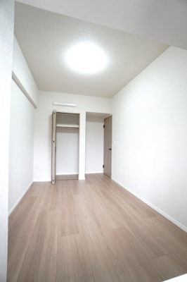 【洋室】 | 【上質リノベ】ファミール江波公園リバーサイド弐番館 | 【洋室約5.9帖】
こども部屋をコーディネート！このぐらいの広さがあれば、 
お子さんの好きな色やモチーフを使ったコーディネートで、
勉強もお片付けも全部楽しいお気に入りの空間にしていけそうですね！