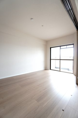 【洋室】 | 【上質リノベ】ファミール江波公園リバーサイド弐番館 | 【洋室約6.3帖】
在宅勤務・リモートワークの書斎や、
趣味やくつろぎのスペースとしても。
家族と一緒に楽しい時間を過ごす中にも、
一人でくつろげる時間と場所は特に良いですね。
