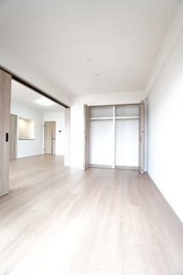 【洋室】 | 【上質リノベ】ファミール江波公園リバーサイド弐番館 | 【洋室約6.3帖】
3枚連動のスライドドアを採用し、
開け方次第で空間のつながり方も調整可能。
収納は内部を2つに分けた使いやすい設計で、
衣類や小物も整理しやすく整います。