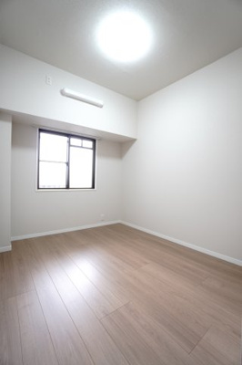 【洋室】 | 【上質リノベ】ファミール江波公園リバーサイド弐番館 | 【洋室約4.5帖】
将来、家族構成が変わった時等、第2子供部屋としても活用できそうですね！
勿論、エアコンの先行配管もしてあるので、壁付けのエアコン設置OKです！
快適な居室環境で過ごせそうです！