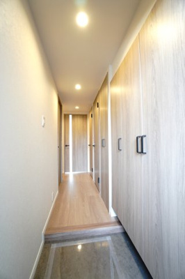 【玄関】 | 【上質リノベ】ファミール江波公園リバーサイド弐番館 | 【玄関ホール】
人を迎え入れる最初の場所だからこそ、
清潔感があり纏まった空間にして頂ける様に
大型フローティングシューズBOXを設置。
照明はオートライト。消し忘れや
出入りが暗くならなく済みます！