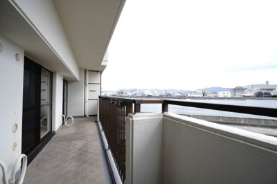 【バルコニー】 | 【上質リノベ】ファミール江波公園リバーサイド弐番館 | 【バルコニー】
リビング全面が接するワイドバルコニー。
前面の建物が邪魔することなくよく陽が当たり、お洗濯物もすぐ乾きそう！
この位の広さがあると、エアコン室外機を置いても十分なスペースを保てます。