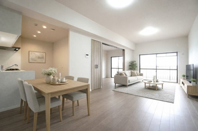 【居間・リビング】 | 【上質リノベ】ファミール江波公園リバーサイド弐番館 | 【LDK約15.5帖】
グレージュモダンスタイルで上品に整えたLDK。
ほぼ南向きの窓からやわらかな光が入り、
窓の外には河口と海が交わる、
瀬戸内の玄関らしい伸びやかな景色が広がります。