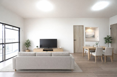 【居間・リビング】 | 【上質リノベ】ファミール江波公園リバーサイド弐番館 | 【LDK約15.5帖】
横に広がる伸びやかな空間が印象的なLDK。
掃き出し窓からの光が室内全体に届き、
キッチンの開口部ともゆるやかにつながる、
開放感のある住まいです。