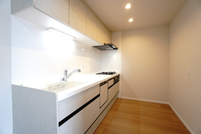 【キッチン】 | 【上質リノベ】ファミール江波公園リバーサイド弐番館 | 【キッチンルーム】
独立型キッチンのメリットは、人目を気にせずに調理に集中できます！
来客時に手元や調理場を見られることなく調理ができ、
隣接するリビングやダイニングまで油や煙が広がりにくくなります。