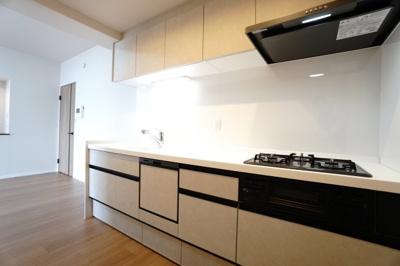 【キッチン】 | 【上質リノベ】ファミール江波公園リバーサイド弐番館 | ☆キッチンの特徴☆
・クリナップ社製
・アクリストンワークトップ
・浄水器一体型ハンドシャワー水栓
・一度に5人分食器洗い乾燥機
・フラットスリムレンジフード
・換気扇幕板が他の面材と同色