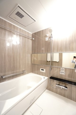 【浴室】 | 【上質リノベ】ファミール江波公園リバーサイド弐番館 | 【バスルーム】
TOTO社製RWシリーズは
「ゆるリラ浴槽」「カラリ床」で独自の技術によりバスタイムを
よりよく演出してくれます！
更に、浴室暖房乾燥機が標準設備！
お手入れが楽なシステムバスです。