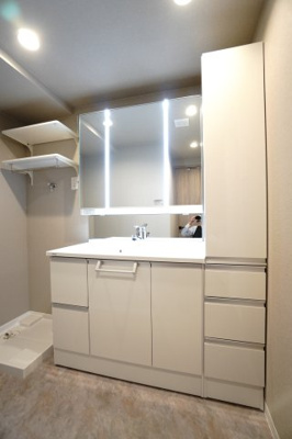 【独立洗面台】 | 【上質リノベ】ファミール江波公園リバーサイド弐番館 | 【コスメカウンター】
Panasonic社製！
「美ルックツインラインLED照明」は、
従来の照明より自然な肌の色に見える照明。
肌の色味を美しく引き立て、
洗面ボウルも広くメイクの時間をより素敵に。