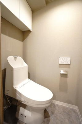 【トイレ】 | 【上質リノベ】ファミール江波公園リバーサイド弐番館 | 【レストルーム】
TOTO社製！きれいをまもるせいけつトイレ！
お掃除はサッとひとふきで完了！
少ない水で、汚れをしっかり洗い流します。
手洗い機能付きなので、もしもの時も慌てない！
キャビネット付！
