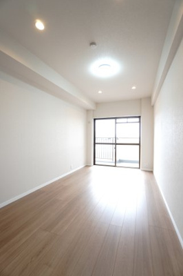 【洋室】 | 【上質リノベ】ファミール江波公園リバーサイド弐番館 | 【洋室約7.0帖】
心と体をゆったりと安らげる主寝室。
寝室のゆとりが大きい分だけ、
暮らしの安らぎは深まります。
一日の疲れを癒すだけでなく、
ご夫婦の親密な語らいを紡ぎ出します。