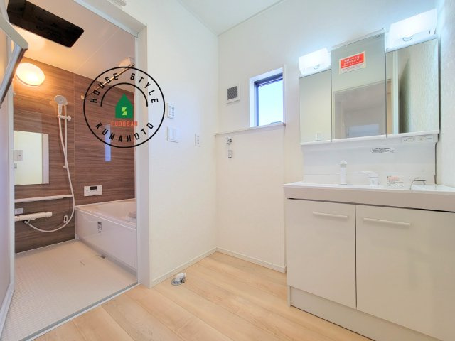 熊本市北区植木町岩野第1-2棟(1号棟)の内観：施工例|ゆとりの洗面スペースで朝の身支度もスムーズに。暮らしを快適に変えるシャワー付洗面台です！