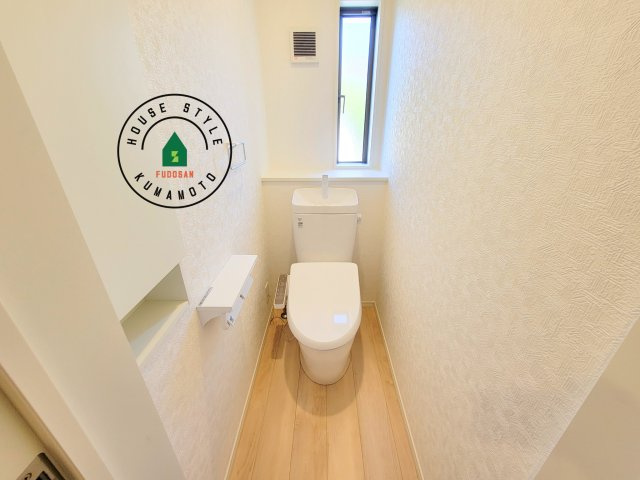 熊本市北区植木町岩野第1-2棟(1号棟)の内観：施工例|トイレ・ウォシュレット付。快適で衛生的な洗浄機能付温水シャワートイレです。