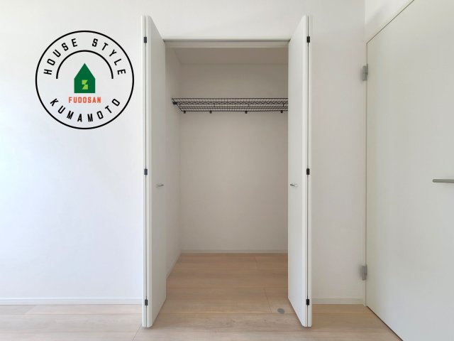 熊本市北区植木町岩野第1-2棟(1号棟)の内観：施工例|【WIC（ウォークインクローゼット）】 たくさんの洋服をかけてもシワになりにくいウォークインクローゼット。洋服以外にも、普段使わない家電やスーツケース、ストック品など何でも片付く嬉しい空間です。