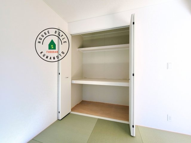 熊本市北区植木町岩野第1-2棟(1号棟)の内観：施工例|壁面クローゼットのメリットは、衣類が横一列に並ぶためひと目で洋服が選びやすいこと。衣類をたくさんお持ちの方も、限られたスペース内に無理なく収納することができます。