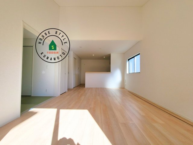 熊本市北区植木町岩野第1-2棟(1号棟)の内観：施工例|キッチンからリビングをしっかり確認できます。家族の笑顔があふれる空間になりそうですね。