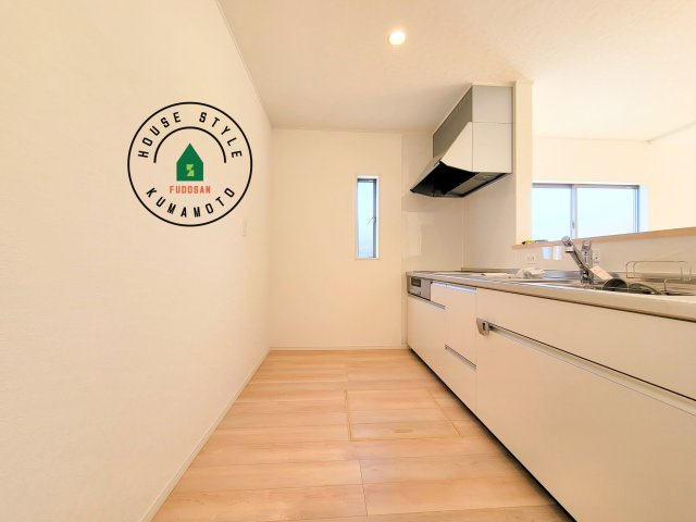 熊本市北区植木町岩野第1-2棟(1号棟)の内観：施工例|ご家族を近くに感じられる対面キッチンのLDK。会話もはずみそうですね。