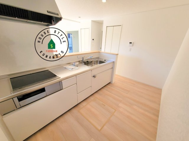 熊本市北区植木町岩野第1-2棟(1号棟)の内観：施工例|カウンターキッチンなら、リビングで遊ぶ子供の様子を見ながら料理ができるので安心です。料理を運んでもらったり、子供にお手伝いしてもらいやすいのもいいですね。