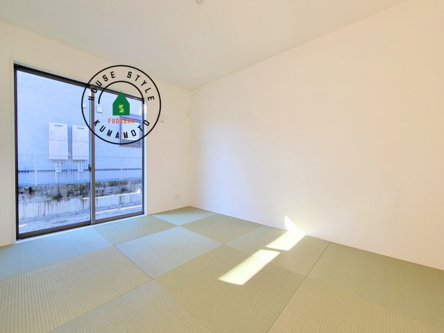 熊本市北区植木町岩野第1-2棟(1号棟)の内観：施工例|和室を上手に活用すると暮らし方の幅が広がります。例えば普段は開け放して、子供の小さいうちはお昼寝や遊びのスペースに。畳はソフトなので転んでもケガをしにくく安心です