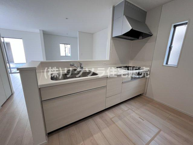 国松町　2号棟　新築一戸建てのキッチン|LDK19.3帖
■物件内覧・資金計画相談・住宅ローン相談、リフォーム相談、お問合せ受付中■
※当日・翌日のご内覧、ご相談はお電話でのお問合せがスムーズです！