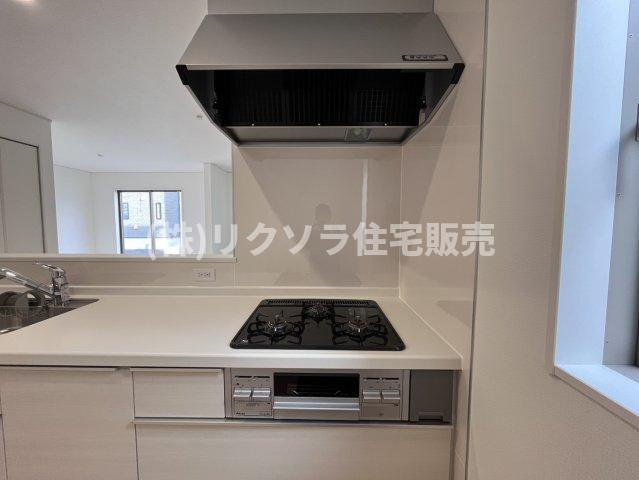 国松町　2号棟　新築一戸建てのキッチン|ビルトイン三口コンロ
■物件内覧・資金計画相談・住宅ローン相談、リフォーム相談、お問合せ受付中■
※当日・翌日のご内覧、ご相談はお電話でのお問合せがスムーズです！