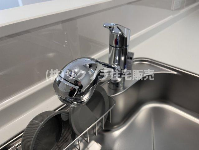 国松町　2号棟　新築一戸建てのキッチン|浄水器付き水栓
■物件内覧・資金計画相談・住宅ローン相談、リフォーム相談、お問合せ受付中■
※当日・翌日のご内覧、ご相談はお電話でのお問合せがスムーズです！