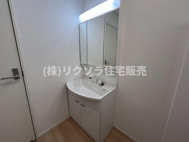 国松町　2号棟　新築一戸建ての独立洗面台|三面鏡付き独立洗面台
■物件内覧・資金計画相談・住宅ローン相談、リフォーム相談、お問合せ受付中■
※当日・翌日のご内覧、ご相談はお電話でのお問合せがスムーズです！