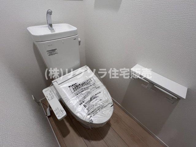 国松町　2号棟　新築一戸建てのトイレ|1階　温水洗浄便座付き
■物件内覧・資金計画相談・住宅ローン相談、リフォーム相談、お問合せ受付中■
※当日・翌日のご内覧、ご相談はお電話でのお問合せがスムーズです！