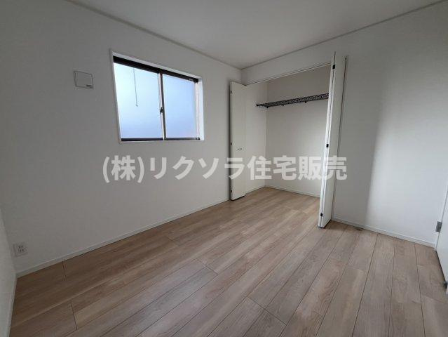 国松町　2号棟　新築一戸建ての寝室|洋室5.2帖
■物件内覧・資金計画相談・住宅ローン相談、リフォーム相談、お問合せ受付中■
※当日・翌日のご内覧、ご相談はお電話でのお問合せがスムーズです！