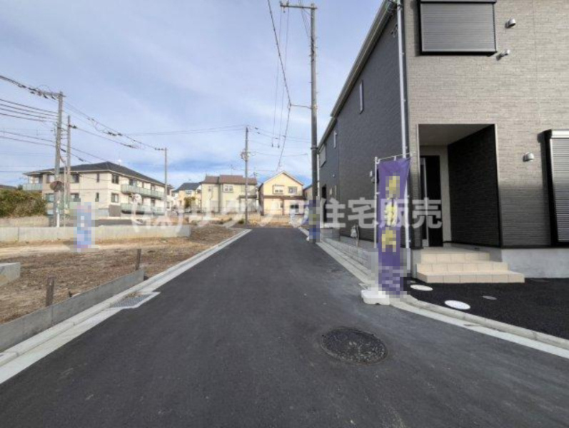 国松町　2号棟　新築一戸建ての前面道路含む現地写真|■物件内覧・資金計画相談・住宅ローン相談、リフォーム相談、お問合せ受付中■
※当日・翌日のご内覧、ご相談はお電話でのお問合せがスムーズです！