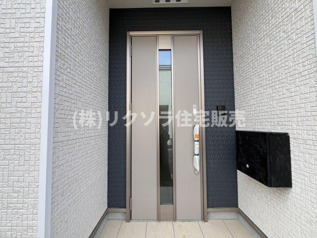 国松町　2号棟　新築一戸建ての玄関|■物件内覧・資金計画相談・住宅ローン相談、リフォーム相談、お問合せ受付中■
※当日・翌日のご内覧、ご相談はお電話でのお問合せがスムーズです！