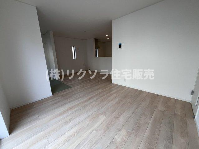国松町　2号棟　新築一戸建ての居間・リビング|LDK19.3帖
■物件内覧・資金計画相談・住宅ローン相談、リフォーム相談、お問合せ受付中■
※当日・翌日のご内覧、ご相談はお電話でのお問合せがスムーズです！