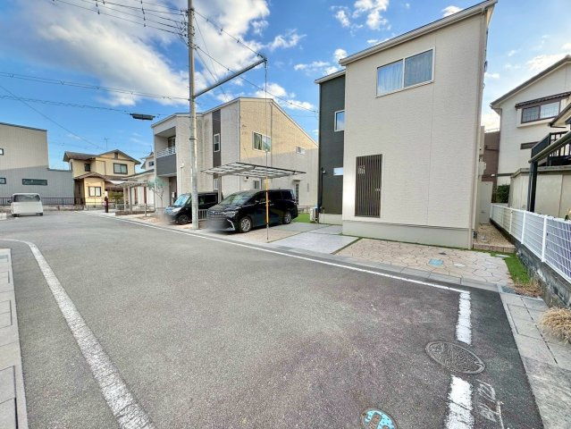 野洲市三上　中古戸建ての前面道路含む現地写真