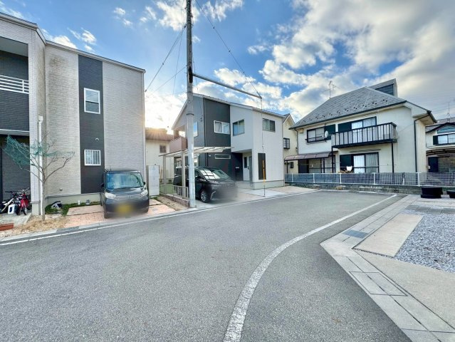 野洲市三上　中古戸建ての前面道路含む現地写真