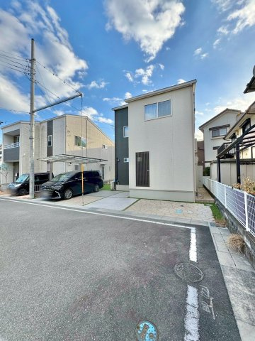 野洲市三上　中古戸建ての前面道路含む現地写真