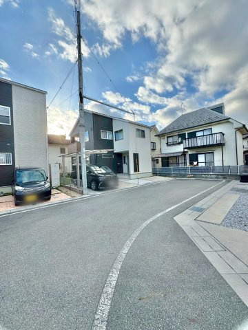 野洲市三上　中古戸建ての前面道路含む現地写真