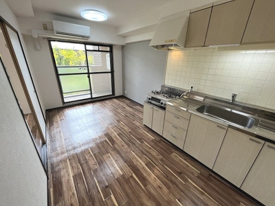 【居間・リビング】 | 久光マンション | こちらのリビングで趣味の時間をお楽しみください