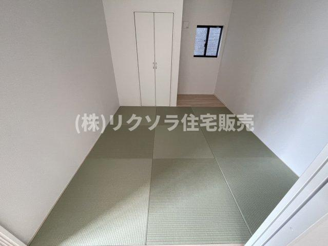 国松町　3号棟　新築一戸建ての和室|和室5.2帖
■物件内覧・資金計画相談・住宅ローン相談、リフォーム相談、お問合せ受付中■
※当日・翌日のご内覧、ご相談はお電話でのお問合せがスムーズです！