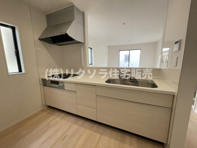 国松町　3号棟　新築一戸建てのキッチン|LDK16.0帖
■物件内覧・資金計画相談・住宅ローン相談、リフォーム相談、お問合せ受付中■
※当日・翌日のご内覧、ご相談はお電話でのお問合せがスムーズです！