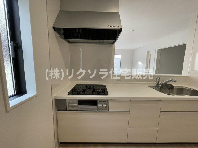 国松町　3号棟　新築一戸建てのキッチン|ビルトイン三口コンロ
■物件内覧・資金計画相談・住宅ローン相談、リフォーム相談、お問合せ受付中■
※当日・翌日のご内覧、ご相談はお電話でのお問合せがスムーズです！