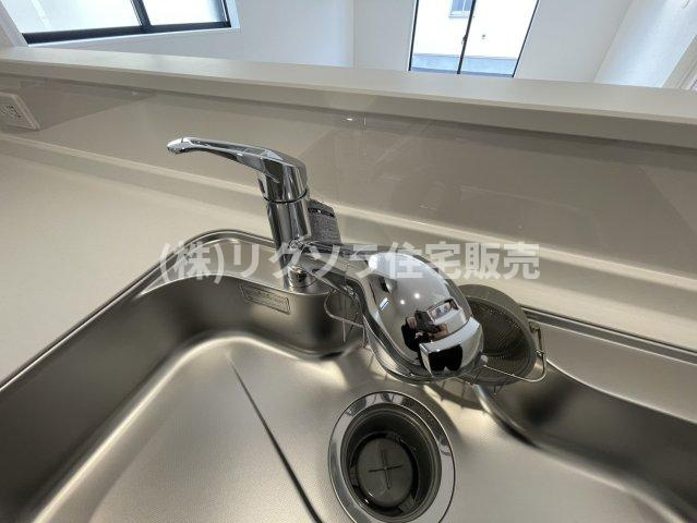 国松町　3号棟　新築一戸建てのキッチン|浄水器付き水栓
■物件内覧・資金計画相談・住宅ローン相談、リフォーム相談、お問合せ受付中■
※当日・翌日のご内覧、ご相談はお電話でのお問合せがスムーズです！