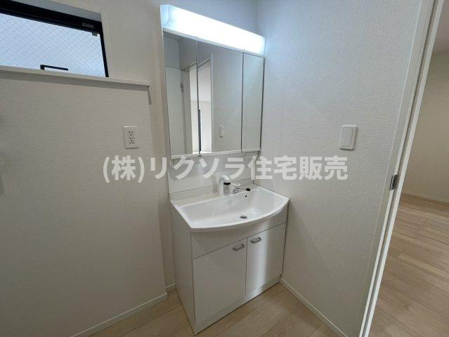 国松町　3号棟　新築一戸建ての独立洗面台|■物件内覧・資金計画相談・住宅ローン相談、リフォーム相談、お問合せ受付中■
※当日・翌日のご内覧、ご相談はお電話でのお問合せがスムーズです！