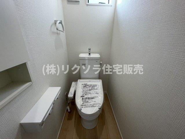国松町　3号棟　新築一戸建てのトイレ|1階　温水洗浄便座付き
■物件内覧・資金計画相談・住宅ローン相談、リフォーム相談、お問合せ受付中■
※当日・翌日のご内覧、ご相談はお電話でのお問合せがスムーズです！