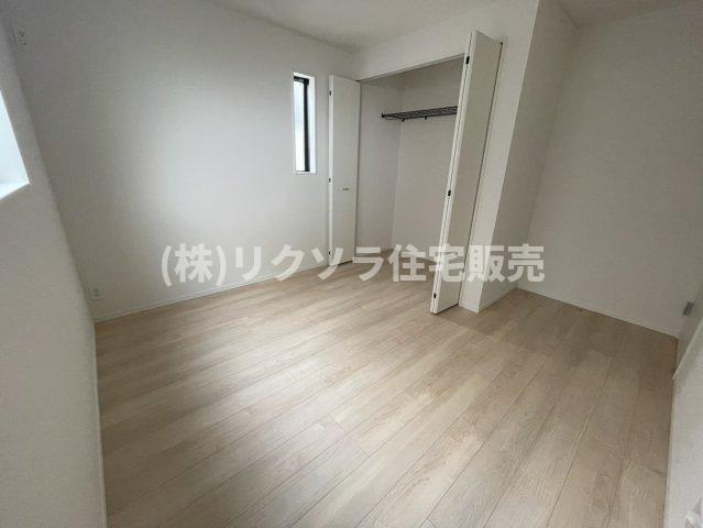 国松町　3号棟　新築一戸建ての寝室|洋室6.0帖
■物件内覧・資金計画相談・住宅ローン相談、リフォーム相談、お問合せ受付中■
※当日・翌日のご内覧、ご相談はお電話でのお問合せがスムーズです！